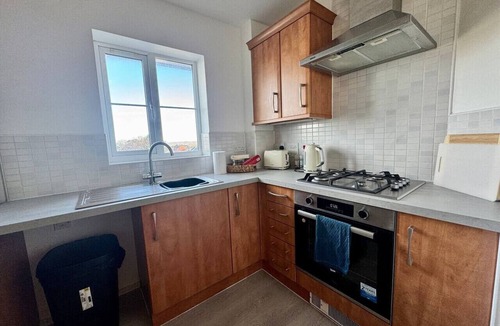 Clyst St Mary House | Modern Exeter Townhouse 3 Double Beds | M5 Access