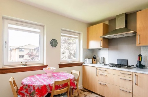 Merchiston Apartment | Modern Flat set in Charming Gardens