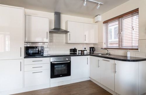 Crawley Apartment | Modern Fully Furnished Apartment/2 Parking Spaces