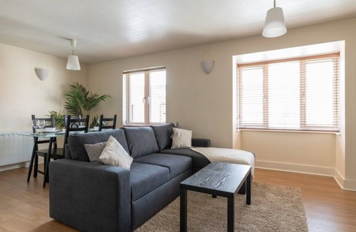 Crawley Apartment | Modern Fully Furnished Apartment/2 Parking Spaces