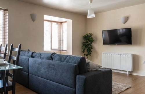 Crawley Apartment | Modern Fully Furnished Apartment/2 Parking Spaces
