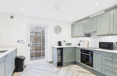 Royal Tunbridge Wells House | Modern Home Walk to Town Garden w/Log Fire