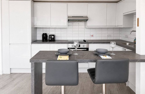 Victoria Apartment | Modern Hackney Flat w/Balcony & Wi-Fi near Victoria Park & London Fields