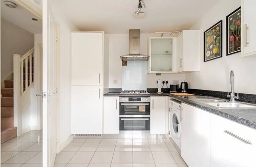 Newport Pagnell House | Modern Hideaway w/Studio Space
