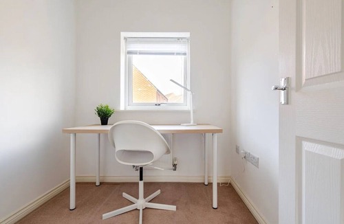 Newport Pagnell House | Modern Hideaway w/Studio Space