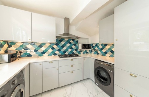 Reading House | Modern House with AC 4 Parking & Transport Links - Pass the Keys