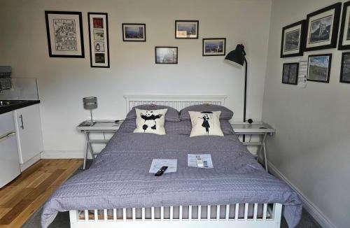Hanham Apartment | Modern immaculate studio with AC & parking, outside the CAZ
