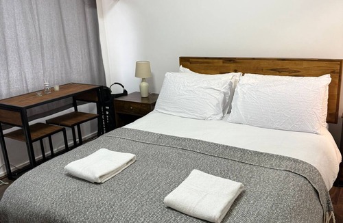 Kilburn Apartment | Modern King Studio B with Private Bathroom – Queen’s Park, London