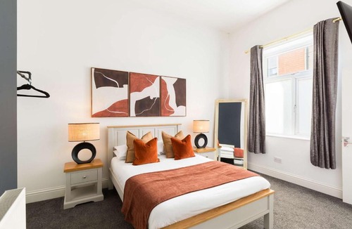 Leamington Spa Apartment | Modern Leamington Spa Apt w Free Parking & WiFi
