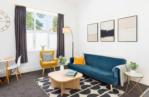 Leamington Spa Apartment | Modern Leamington Spa Apt w Free Parking & WiFi