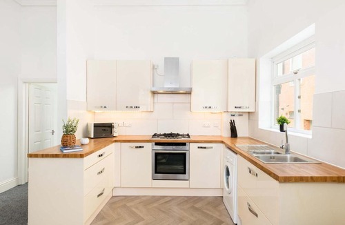 Leamington Spa Apartment | Modern Leamington Spa Apt w Free Parking & WiFi