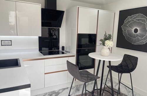 Basildon Apartment | Modern-luxury 1bedroom-ensuitebathroom-garden-wifi