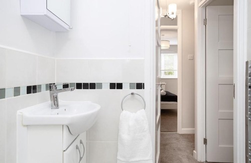 Knebworth Apartment | Modern Maisonette - sleeps 4- Knebworth
