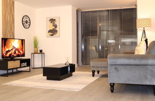 Hemel Hempstead Apartment | Modern One Bedroom Apartment Open Plan Lounge-Kithchen-Dining Area Free Parking