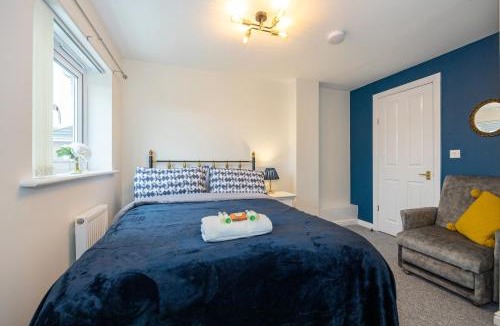 Broadheath Apartment | Modern private space near airport