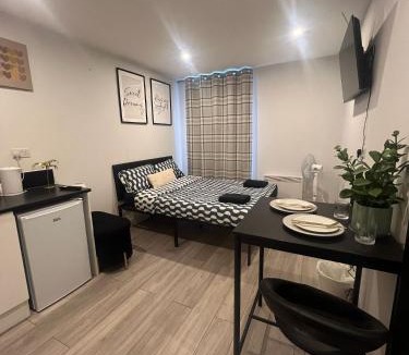 Bensham Manor Apartment | Modern Private Studio Near Thornton Heath Station