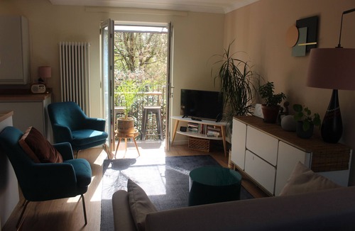 Clyst St Mary Apartment | Modern Quiet Apartment with Balcony & EV & Private Parking