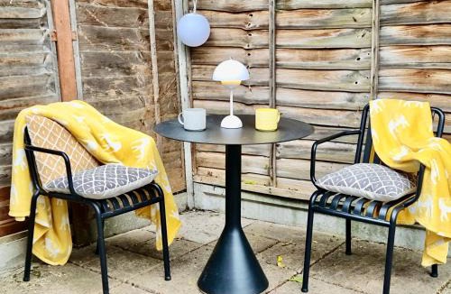 Loughton Apartment | Modern self contained tiny home with patio