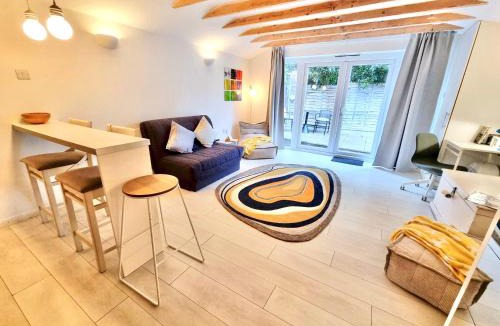 Loughton Apartment | Modern self contained tiny home with patio