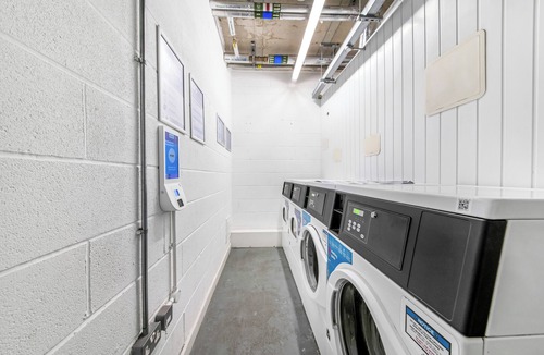 Sheffield City Centre Apartment | Modern Sheffield City Centre Studio w/Desk & TV