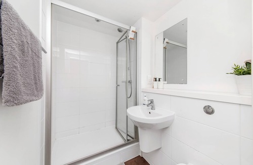 Sheffield City Centre Apartment | Modern Sheffield City Centre Studio w/Desk & TV