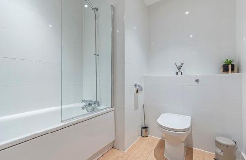 Evelyn Apartment | Modern & Spacious 1BR Flat - Sleeps Up to 6