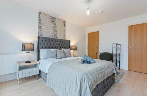 Evelyn Apartment | Modern & Spacious 1BR Flat - Sleeps Up to 6