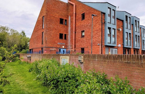 Aylesbury Apartment | Modern Spacious Flat | Near Aylesbury Station -Brand new