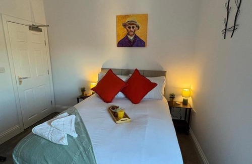 Peterborough Apartment | Modern Studio 6 with Kitchenette & Shared Kitchen