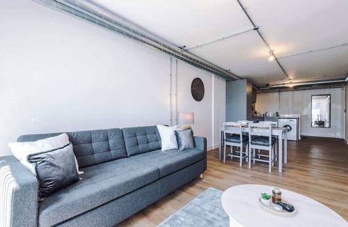 Warrington Condo | Modern Studio Apartment With Sofa Bed Near M6 J21