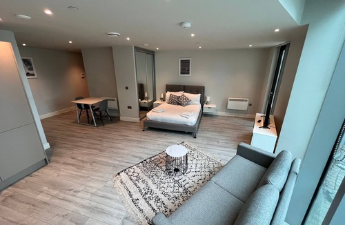 Bracknell Apartment | Modern Studio Apartment for 3 pax, Free Parking