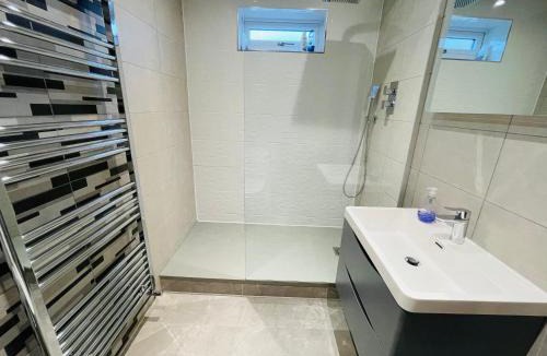 Kenilworth Apartment | MODERN STUDIO APARTMENT, PRIVATE- DRIVEWAY PARKiNG