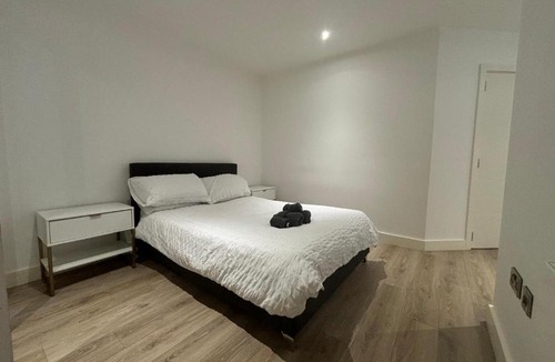 Barnt Green Apartment | Modern Studio in Central Solihull near NEC