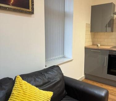 Kidderminster Apartment | Modern Studio Kidderminster Centre Flat 3