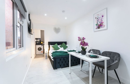 Thornton Heath Apartment | Modern studio on Thornton heath station just 5minutes away offering train to cit