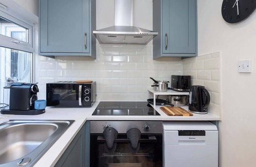 St. Leonard's Apartment | Modern Studio With Parking And Private Garden