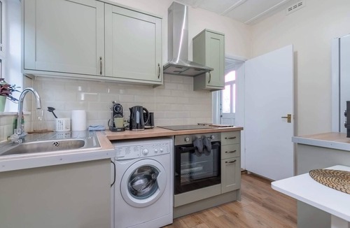 Streatham South Apartment | Modern Studio With Free Parking And Garden