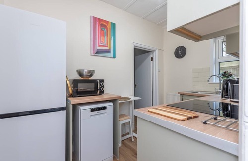 Streatham South Apartment | Modern Studio With Free Parking And Garden