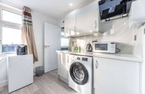 Epsom Condo | Modern Surrey Studio - Easy Access to London