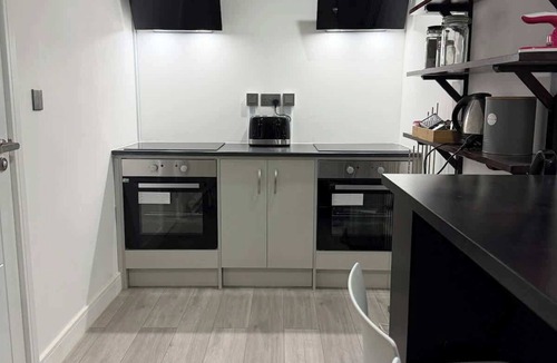 Epsom Condo | Modern Surrey Studio - Easy Access to London