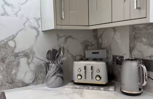 Crosby Apartment | Modern Top-Floor Flat — Crosby, Near Beach & Liverpool