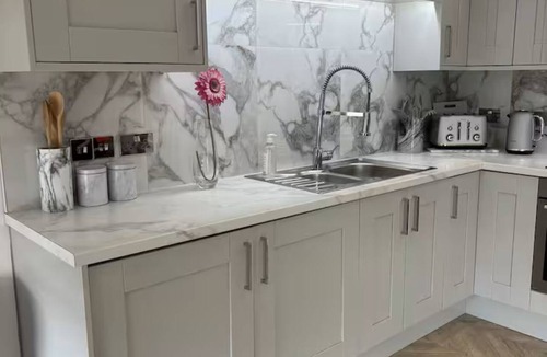 Crosby Apartment | Modern Top-Floor Flat — Crosby, Near Beach & Liverpool