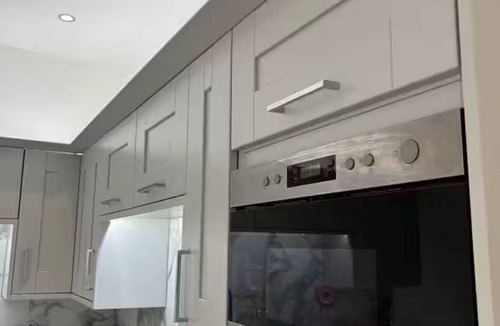Crosby Apartment | Modern Top-Floor Flat — Crosby, Near Beach & Liverpool