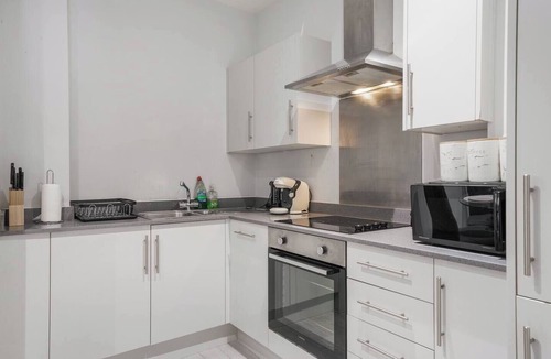 West Putney Apartment | Modern Top Floor Studio in Putney SW15 | Sleeps 3
