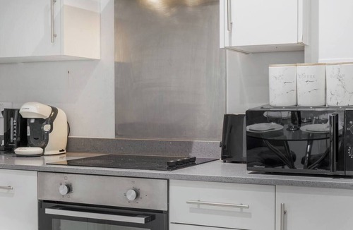West Putney Apartment | Modern Top Floor Studio in Putney SW15 | Sleeps 3