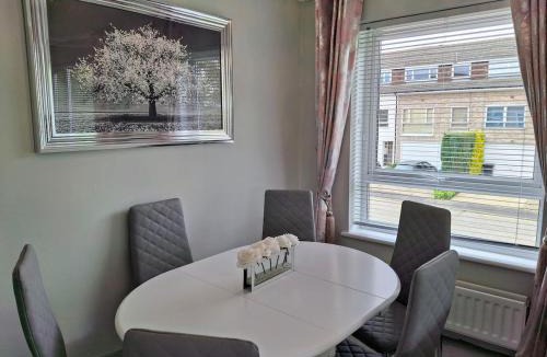 Ingatestone House | Modern townhouse with easy access to London