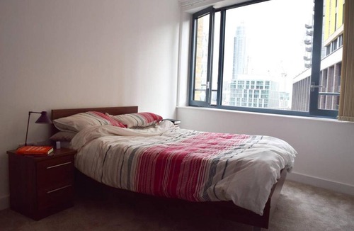 Nine Elms Apartment | Modern Vauxhall Flat With Balcony