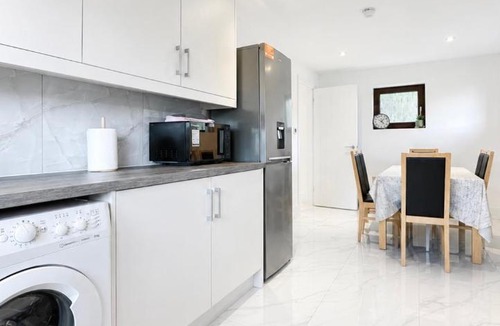 Stuppington House | Modern White Retreat 3 Mins to Canterbury with Garden