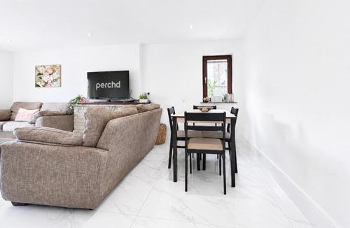 Stuppington House | Modern White Retreat 3 Mins to Canterbury with Garden