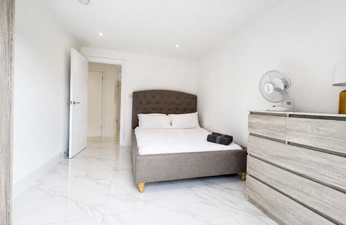 Stuppington House | Modern White Retreat 3 Mins to Canterbury with Garden